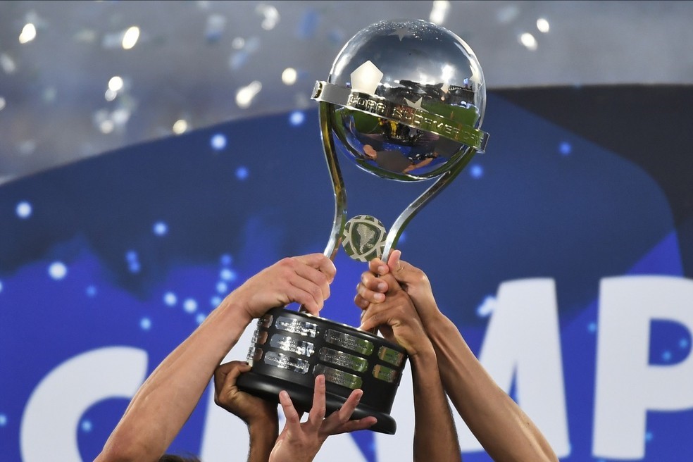 COPA SUL-AMERICANA DE 2024. QUARTAS DE FINAL. CORINTHIANS-SP. BRASIL. FORTALEZA-CE. BRASIL. ATHLETICO-PR. BRASIL. RACING. ARGENTINA. CRUZEIRO-MG. BRASIL. LIBERTAD. PARAGUAI. INDEPENDIENTE MEDELLÍN. COLÔMBIA. LANÚS. ARGENTINA.