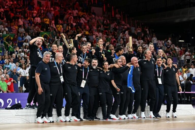 JOGOS OLÍMPICOS DE PARIS. FRANÇA. 2024. VÔLEI FEMININO. FINAL. JOGO ÚNICO. PARTIDA ÚNICA. ITÁLIA. MEDALHA DE OURO. ESTADOS UNIDOS. MEDALHA DE PRATA. BRASIL. MEDALHA DE BRONZE.