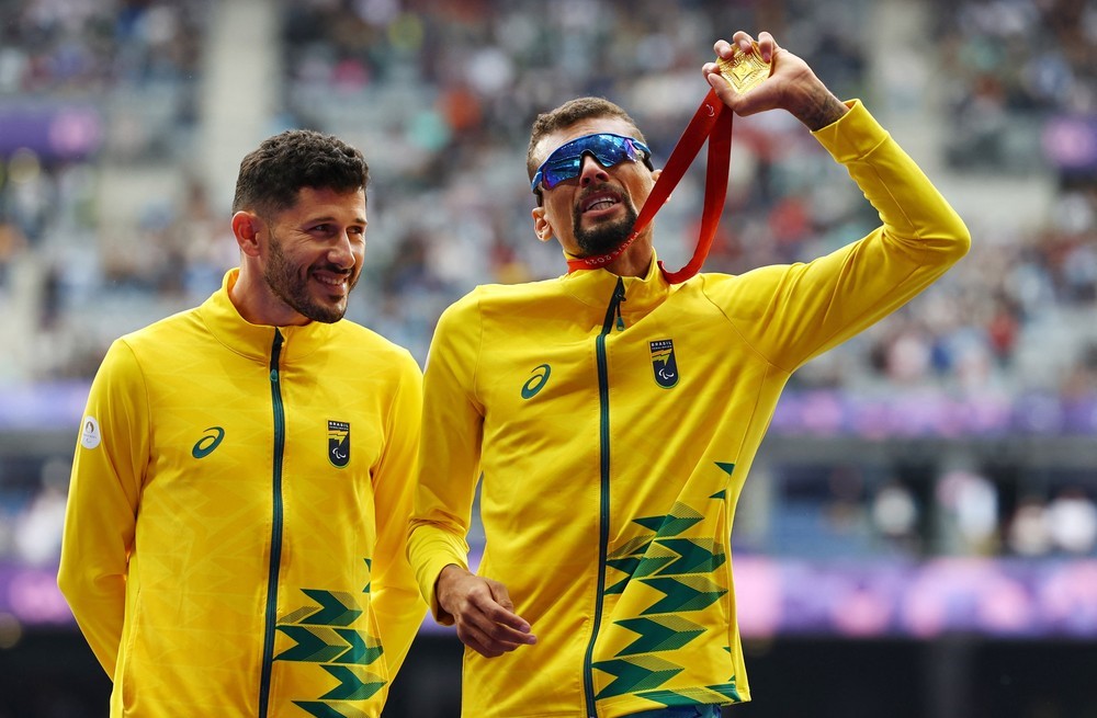 JULIO CESAR. MEDALHA DE OURO. ATLETISMO. PARALIMPÍADAS. FRANÇA. PARIS. 5000 METROS. CLASSE T11.