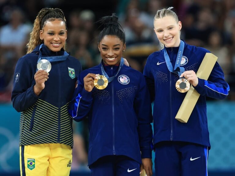 JOGOS OLÍMPICOS DE PARIS. FRANÇA. 2024. GINÁSTICA FEMININA. SIMONE BILES. ESTADOS UNIDOS. MEDALHA DE OURO. REBECA ANDRADE. MEDALHA DE PRATA. JADE CARE. MEDALHA DE BRONZE.