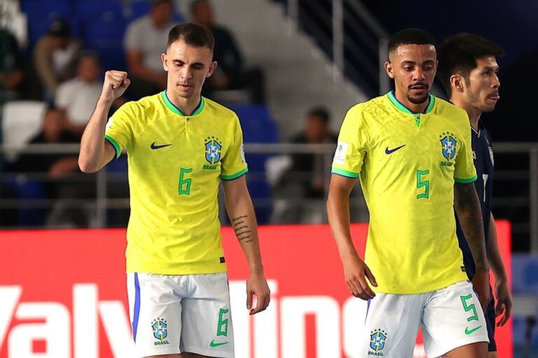 COPA DO MUNDO DE FUTSAL DE 2024. SEDE UZBEQUISTÃO. PRIMEIRA FASE. TERCEIRA RODADA. BRASIL. PRIMEIRO LUGAR. CLASSIFICADO. 9 POTOS. TAILÂNDIA. SEGUNDO LUGAR. 6 PONTOS. CLASSIFICADO.