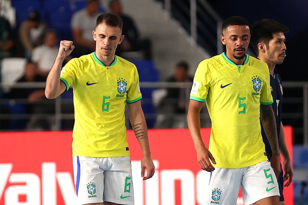 COPA DO MUNDO DE FUTSAL DE 2024. SEDE UZBEQUISTÃO. PRIMEIRA FASE. TERCEIRA RODADA. BRASIL. PRIMEIRO LUGAR. CLASSIFICADO. 9 POTOS. TAILÂNDIA. SEGUNDO LUGAR. 6 PONTOS. CLASSIFICADO.