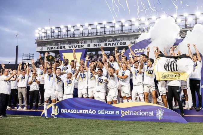 CAMPEONATO BRASILEIRO DA SÉRIE B DE 2024. PRIMEIRA FASE. TRIGÉSIMA SÉTIMA RODADA. SANTOS-SP. CAMPEÃO DO CAMPEONATO BRASILEIRO DA SÉRIE B EM 2024. CRB-AL. PERMANECE NO CAMPEONATO BRASILEIRO DA SÉRIE B EM 2025.