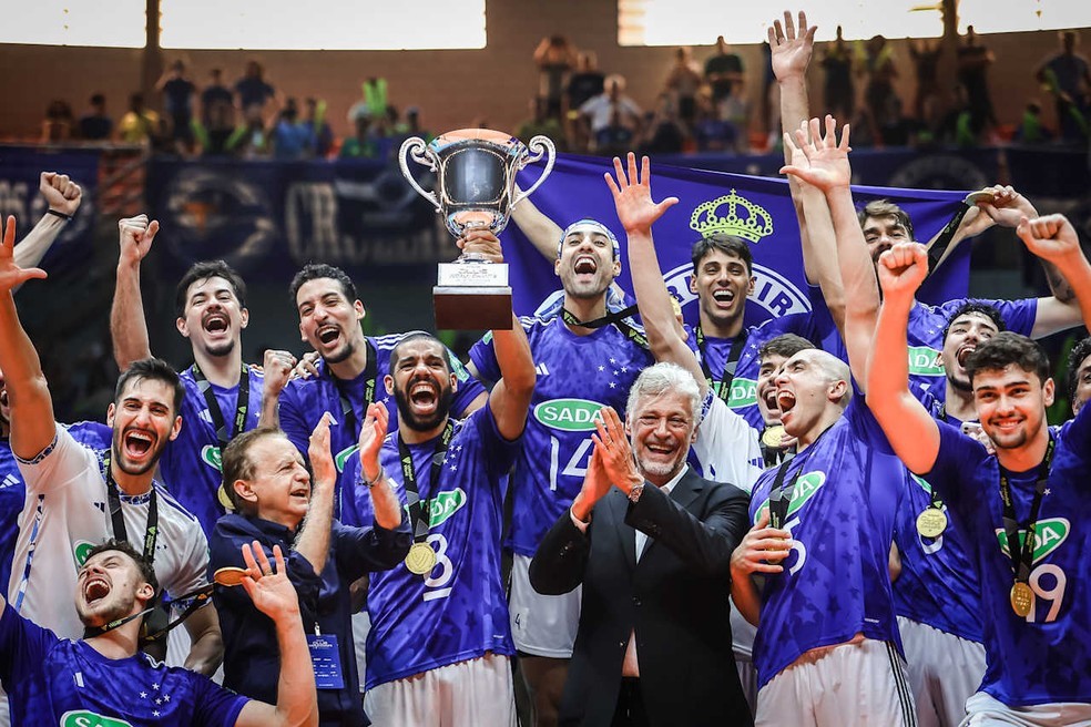 MUNDIAL DE CLUBES DE VOLEIBOL. SEDE. UBERLÂNDIA-MG. FINAL. JOGO ÚNICO. PARTIDA ÚNICA. SADA CRUZEIRO-MG. CAMPEÃO. PENTACAMPEÃO. 2013. 2015. 2016.2021.2024. TRENTINO. ITÁLIA. VICE-CAMPEÃO. 3 SETS A 1. FOOLAD SIRJAN. IRÃ. TERCEIRO LUGAR.