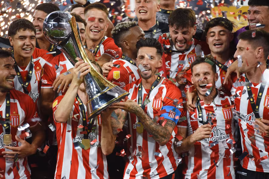 TROFÉU DOS CAMPÕES DE 2024. FINAL. JOGO ÚNICO. ARGENTINA. PARTIDA ÚNICA. ESTUDIANTES. CAMPEÃO. PRIMEIRO TÍTULO. VÉLEZ SARSFIELD. ARGENTINA. VICE-CAMPEÃO.