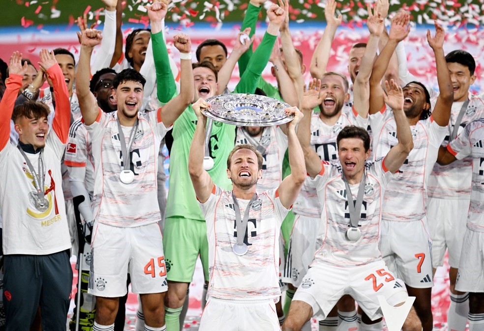 BUNDESLIGA. CAMPEONATO ALEMÃO. TEMPORADA 2024/2025. PRIMEIRA FASE. TRIGÉSIMA TERCEIRA RODADA. BAYERN DE MUNIQUE. ALEMANHA. BORUSSIA MÖNCHENGLADBACH. ALEMANHA. 1932. 1968/1969. 1971/1972. 1972/1973. 1973/1974. 1979/1980. 1980/1981. 1984/1985. 1985/1986. 1986/1987. 1988/1989. 1989/1990. 1993/1994. 1996/1997. 1998/1999, 1999/2000. 2000/2001. 2002/2003. 2004/2005. 2005/2006, 2007/2008. 2009/2010. 2012/2013. 2013/2014. 2014/2015. 2015/2016. 2016/2017. 2017/2018. 2018/2019. 2019/2020. 2020/2021. 2021/2022. 2022/2023. 2024/2025. TRIGÉSIMA QUARTA CONQUISTA.