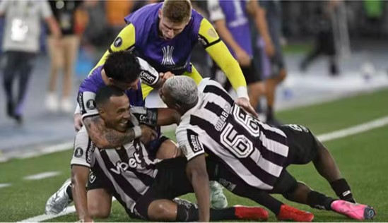 TAÇA LIBERTADORES DA AMÉRICA DE 2025. SEXTA RODADA. FASE DE GRUPOS. GRUPO A. ESTUDIANTES DE LA PLATA. ARGENTINA. CLASSIFICADO. OITAVAS DE FINAL. PRIMEIRO COLOCADO. 12 PONTOS. BOTAFOGO-RJ. CLASSIFICADO. OITAVAS DE FINAL. SEGUNDO COLOCADO. 12 PONTOS. UNIVERSIDAD DE CHILE. CHILE. ELIMINADO. TERCEIRO COLOCADO. 10 PONTOS. ELIMINADO. CLASSIFICADO. PLAYOFF. COPA SUL-AMERICANA. CARABOBO. 1 PONTO. QUARTO COLOCADO. ELIMINADO.