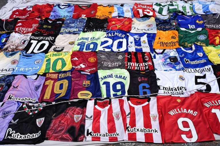 CAMISAS. VENDA. LUXO. LIXO. DESPERDIÇO.