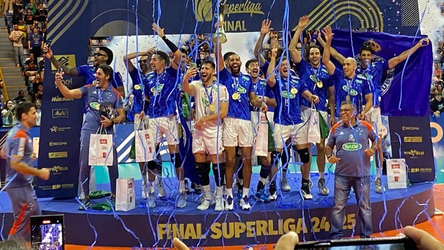 SUPERLIGA MASCULINA. TEMPORADA 2024/2025. FINAL. JOGO ÚNICO. PARTIDA ÚNICA. SADA CRUZEIRO-MG. CAMPEÃO. ENEACAMPEÃO. 2011/2012. 2013/2014. 2014/2015. 2015/2016. 2016/2017. 2017/2018. 2021/2022. 2022/2023. 2024/2025. VÔLEI RENATA/CAMPINAS-SP.