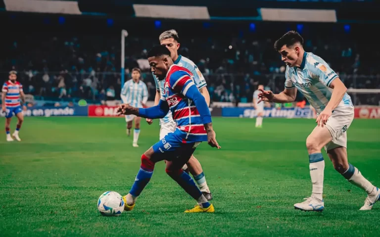 TAÇA LIBERTADORES DA AMÉRICA DE 2025. FASE DE GRUPÓS. GRUPO E. SEXTA RODADA. RACÍNG. ARGENTINA. CLASSIFICADO PARA AS OITAVAS DE FINAL. 13 PONTOS. PRIMEIRO COLOCADO. FORTALEZA-CE. BRASIL. SEGUNDO COLOCADO. 8 PONTOS. CLASSIFICADO PARA AS OITAVAS DE FINAL. ATLÉTICO BUCARAMANGA. COLÔMBIA. TERCEIRO COLOCADO. 6 PONTOS. CLASSIFICADO PARA OS PLAYOFFS DA COPA SUL-AMERICANA DE 2025. COLO-COLO. CHILE. QUARTO COLOCADO. ELIMINADO. 5 PONTOS.