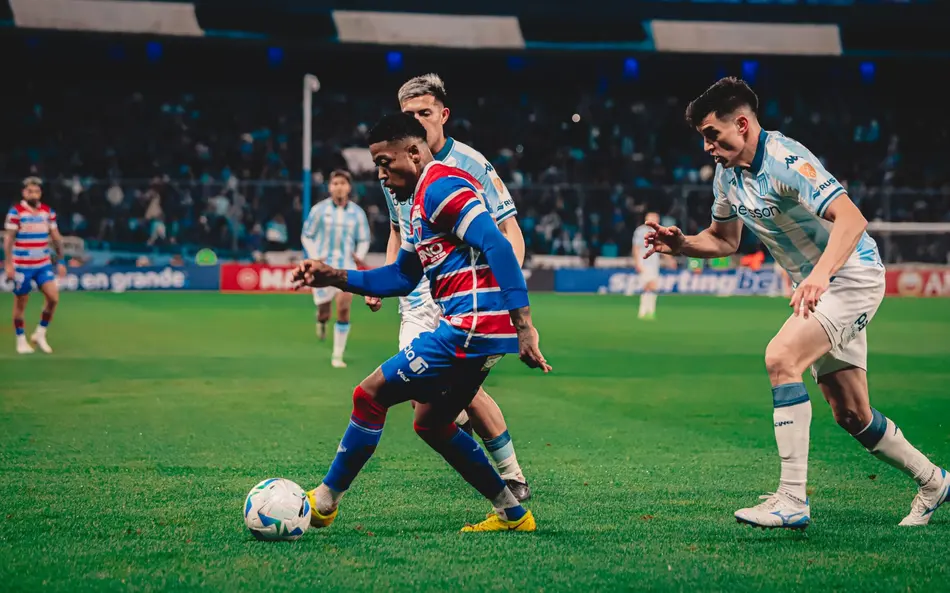 TAÇA LIBERTADORES DA AMÉRICA DE 2025. FASE DE GRUPÓS. GRUPO E. SEXTA RODADA. RACÍNG. ARGENTINA. CLASSIFICADO PARA AS OITAVAS DE FINAL. 13 PONTOS. PRIMEIRO COLOCADO. FORTALEZA-CE. BRASIL. SEGUNDO COLOCADO. 8 PONTOS. CLASSIFICADO PARA AS OITAVAS DE FINAL. ATLÉTICO BUCARAMANGA. COLÔMBIA. TERCEIRO COLOCADO. 6 PONTOS. CLASSIFICADO PARA OS PLAYOFFS DA COPA SUL-AMERICANA DE 2025. COLO-COLO. CHILE. QUARTO COLOCADO. ELIMINADO. 5 PONTOS.