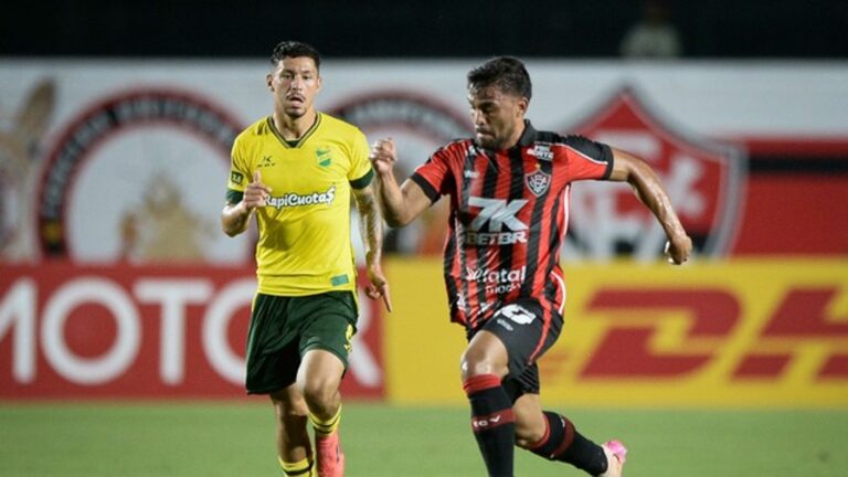 COPA SUL-AMERICANA DE 2025. FASE DE GRUPOS. GRUPO B. QUARTA RODADA. VITÓRIA-BA. BRASIL. DEFENSA Y JUSTICIA. ARGENTINA.
