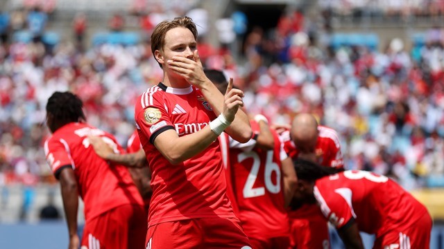 COPA DO MUNDO DE CLUBES DA FIFA. FEDERAÇÃO INTERNACIONAL DAS ASSOCIAÇÕES DE FUTEBOL. MUNDIAL DE CLUBES. DE 2025. PRIMEIRA FASE. TERCEIRA RODADA. GRUPO C. BENFICA. PORTUGAL. BAYERN DE MUNIQUE. ALEMANHA. BENFICA. PORTUGAL. PRIMEIRO COLOCADO. 7 PONTOS. CLASSIFICADO. OITAVAS DE FINAL. BAYERN DE MUNIQUE. ALEMANHA. SEGUNDO COLOCADO. CLASSIIFCADO. OITAVAS DE FINAL. 6 PONTOS. BOCA JUNIORS. ARGENTINA. TERCEIRO COLOCADO. 2 PONTOS. ELIMINADO. AUCKLAND CITY. NOVA ZELÂNDIA. ELIMINADO. QUARTO COLOCADO. 1 PONTO.