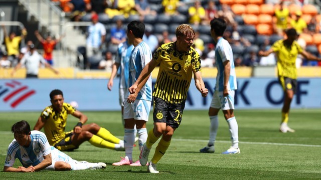 COPA DO MUNDO DE CLUBES DA FIFA. FEDERAÇÃO INTERNACIONAL DAS ASSOCIAÇÕES DE FUTEBOL. DE 2025. MUNDIAL DE CLUBES. PRIMEIRA FASE. TERCEIRA RODADA. BORUSSIA DORTMUND. ALEMANHA. ULSAN HYUNDAI. COREIA DO SUL. CLASSIFICAÇÃO FINAL DO GRUPO F. BORUSSIA DORTMUD. ALEMANHA. CLASSIFICADO. OITAVAS DE FINAL. PRIMEIRO COLOCADO. 7 PONTOS. FLUMINENSE-RJ. BRASIL. CLASSIFICADO.OITAVAS DE FINAL. SEGUNDO COLOCADO. 5 PONTOS. MAMELODI SUNDOWNS. ÁFRICA DO SUL. TERCEIRO COLOCADO. ELIMINSDO. 4 PONTOS. ULSAN HYUNDAI. COREIA DO SUL. ELIMINADO. QUARTO COLOCADO. 0 PONTO.