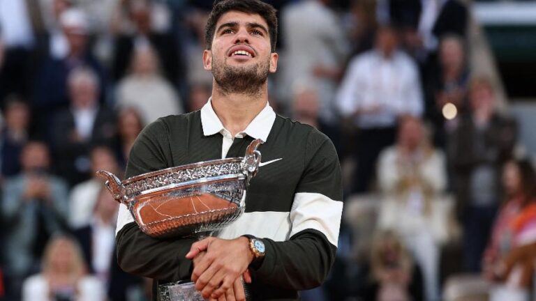 FINAL. ROLNAD GARROS. PARIS FRANÇA. TÊNIS. JOGO ÚNICO. PARTIDA ÚNICA. CARLOS ALCARAZ. ESPANHA. BICAMPEÃO. 2024. 2025. JANNIK SINNER. ITÁLIA. VICE-CAMPEÃO.