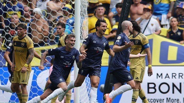 COPA DO MUNDO DE CLUBES DA FIFA. FEDERAÇÃO INTERNACIONAL DAS ASSOCIAÇÕES DE FUTEBOL. MUNDIAL DE CLUBES. DE 2025. PRIMEIRA FASE. TERCEIRA RODADA. GRUPO C. BAUCKLAND CITY. NOVA ZELÂNDIA. BOCA JUNIORES. ARGENTINA. BENFICA. PORTUGAL. PRIMEIRO COLOCADO. 7 PONTOS. CLASSIFICADO. OITAVAS DE FINAL. BAYERN DE MUNIQUE. ALEMANHA. SEGUNDO COLOCADO. CLASSIIFCADO. OITAVAS DE FINAL. 6 PONTOS. BOCA JUNIORS. ARGENTINA. TERCEIRO COLOCADO. 2 PONTOS. ELIMINADO. AUCKLAND CITY. NOVA ZELÂNDIA. ELIMINADO. QUARTO COLOCADO. 1 PONTO.
