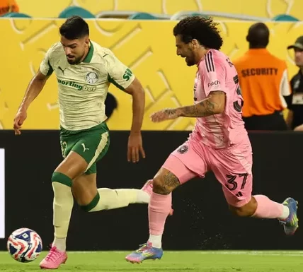 COPA DO MUNDO DE CLUBES DA FIFA. FEDERAÇÃO INETRNACIONAL DAS ASSOCIAÇÕES DE FUTEBOL. DE 2025. MUNDIAL DE CLUBES. PRIMEIRA FASE. TERCEIRA RODADA. GRUPO A. INTER MIAMI. ESTADOS UNIDOS. CLASSIFICADO. OITAVAS DE FINAL. PALMEIRAS-SP. BRASIL.CLASSIFICADO. OITAVAS DE FINAL. CLASSIFICAÇÃO FINAL DO GRUPO A. PALMEIRAS-SP. BRASIL. PRIMEIRO COLOCADO. CLASSIFICADO. OITAVAS DE FINAL. 5 PONTOS. +2 GOLS DE SALDO. INTER MIAMI. ESTADOS UNIDOS. CLASSIFICADO. OITAVAS DE FINAL. SEGUNDO COLOCADO. 5 PONTOS. +1 GOL DE SALDO. PORTO . PORTUGAL. TERCEIRO COLOCADO. 2 PONTOS. +1 GOL DE SALDO. ELIMINADO. AL AHLY. EGITO. QUARTO COLOCADO. ELIMINADO. 2 PONTOS. -2 GOLS DE SALDO.