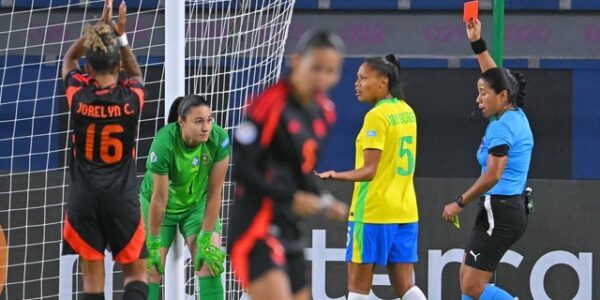 COPA AMÉRICA DE FUTEBOL FEMININO. PRIMEIRA FASE. QUINTA RODADA. BRASIL. CLASSIFICADO. COLôMBIA. SEGUNDO COLOCADO. CLASSIFICADO. SEMIFINAL. TERÇA-FEIRA. 29 DE JULHO. BRASIL. URUGUAI. ARGENTINA. COLÔMBIA.