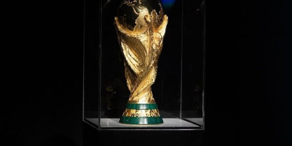 COPA DO MUNDO DE 2026. ESTADOS UNIDOS. CANADÁ. MÉXICO. 48 SELEÇÕES. 12 GRUPOS. 4 PAÍSES EM CADA. VANCOUVER. SEATTLE. SAN FRANCISCO BAY AREA. LOS ANGELES. GUADALAJARA. CIDADE DO MÉXICO. MONTEREY. HOUSTON. DALLAS. KANSAS CITY. ATLANTA. MIAMI. TORONTO. BOSTON. PHILADELPHIA. NEW YORK. NEW JERSEY.