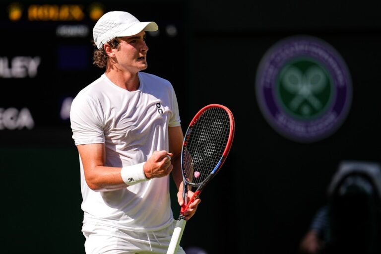 TÊNIS. SEGUNDA RODADA. TORNEIO DE WIMBLEDON. JOÃO FONSECA. BRASIL. CLASSIFICADO. JENSON BROOKSBY. ESTADOS UNIDOS. ELIMINADO.