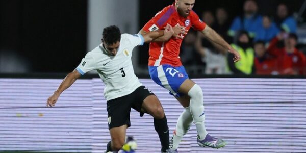 ELIMINATÓRIAS DA AMÉRICA DO SUL. CONMEBOL. CONFEDERAÇÃO SUL-AMERICANA DE FUTEBOL. COPA DO MUNDO DE 2026. PRIMEIRA FASE. DÉCIMA OITAVA RODADA. CHILE. ELIMINADO. DÉCIMO COLOCADO. 11 PONTOS. URUGUAI. CLASSIFICADO PARA A COPA DO MUNDO DE 2026. QUARTO COLOCADO. 28 PONTOS. 7 VITÓRIAS. 22 GOLS PRÓ.