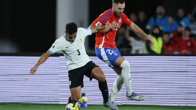 ELIMINATÓRIAS DA AMÉRICA DO SUL. CONMEBOL. CONFEDERAÇÃO SUL-AMERICANA DE FUTEBOL. COPA DO MUNDO DE 2026. PRIMEIRA FASE. DÉCIMA OITAVA RODADA. CHILE. ELIMINADO. DÉCIMO COLOCADO. 11 PONTOS. URUGUAI. CLASSIFICADO PARA A COPA DO MUNDO DE 2026. QUARTO COLOCADO. 28 PONTOS. 7 VITÓRIAS. 22 GOLS PRÓ.