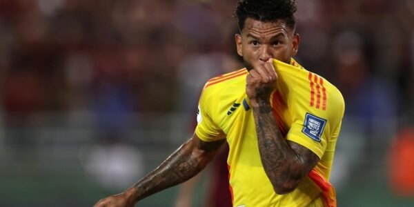 ELIMINATÓRIAS DA AMÉRICA DO SUL. CONMEBOL. CONFEDERAÇÃO SUL-AMERICANA DE FUTEBOL. COPA DO MUNDO DE 2026. PRIMEIRA FASE. DÉCIMA OITAVA RODADA. COLÔMBIA. CLASSIFICADA PARA A COPA DO MUNDO DE 2026. TERCEIRO COLOCADO. 28 PONTOS. 7 VITÓRIAS. 28 GOLS PRÓ. VENEZUELA. OITAVA COLOCADA. 18 PONTOS. ELIMINADA.