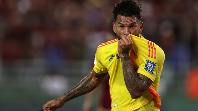 ELIMINATÓRIAS DA AMÉRICA DO SUL. CONMEBOL. CONFEDERAÇÃO SUL-AMERICANA DE FUTEBOL. COPA DO MUNDO DE 2026. PRIMEIRA FASE. DÉCIMA OITAVA RODADA. COLÔMBIA. CLASSIFICADA PARA A COPA DO MUNDO DE 2026. TERCEIRO COLOCADO. 28 PONTOS. 7 VITÓRIAS. 28 GOLS PRÓ. VENEZUELA. OITAVA COLOCADA. 18 PONTOS. ELIMINADA.