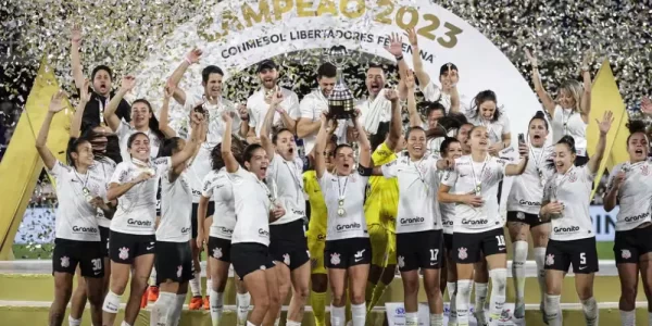 TAÇA LIBERTADORES DA AMÉRICA DE FUTEBOL FEMININO DE 2025. SEDE. ARGENTINA. PRIMEIRA FASE. 16 CLUBES. 4 GRUPOS DE 4. GRUPO A. CORINTHIANS-SP. BRASIL. INDEPENDIENTE DEL VALLE. EQUADOR. ALWAYS READY. BOLÍVIA. INDEPENDIENTE SANTA FE. COLÔMBIA. GRUPO B. BOCA JUNIORS. ARGENTINA. ALIANZA LIMA. PERU. FERROVIÁRIA-SP. BRASIL. ADIFFEM. ACADEMIA INTEGRAL DE FÚTBOL FEMININO. VENEZUELA. GRUPO C. SÃO PAULO-SP. BRASIL. SAN LORENZO. COLO-COLO. CHILE. OLIMPIA. PARAGUAI. GRUPO D. DEPORTIVO CALI. LIBERTAD. LIMPEÑO. PARAGUAI. NACIONAL. URUGUAI. UNIVERSIDAD DE CHILE. CHILE.