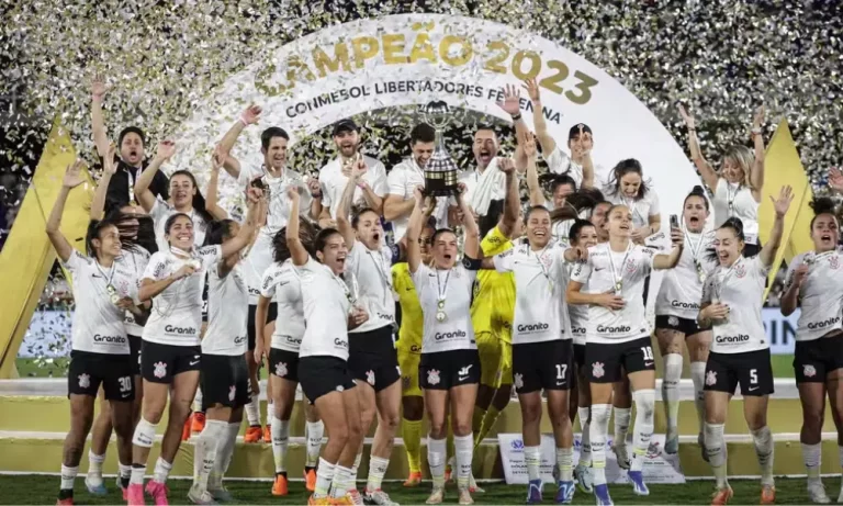 TAÇA LIBERTADORES DA AMÉRICA DE FUTEBOL FEMININO DE 2025. SEDE. ARGENTINA. PRIMEIRA FASE. 16 CLUBES. 4 GRUPOS DE 4. GRUPO A. CORINTHIANS-SP. BRASIL. INDEPENDIENTE DEL VALLE. EQUADOR. ALWAYS READY. BOLÍVIA. INDEPENDIENTE SANTA FE. COLÔMBIA. GRUPO B. BOCA JUNIORS. ARGENTINA. ALIANZA LIMA. PERU. FERROVIÁRIA-SP. BRASIL. ADIFFEM. ACADEMIA INTEGRAL DE FÚTBOL FEMININO. VENEZUELA. GRUPO C. SÃO PAULO-SP. BRASIL. SAN LORENZO. COLO-COLO. CHILE. OLIMPIA. PARAGUAI. GRUPO D. DEPORTIVO CALI. LIBERTAD. LIMPEÑO. PARAGUAI. NACIONAL. URUGUAI. UNIVERSIDAD DE CHILE. CHILE.