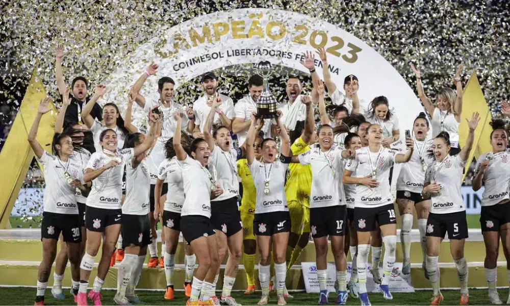 TAÇA LIBERTADORES DA AMÉRICA DE FUTEBOL FEMININO DE 2025. SEDE. ARGENTINA. PRIMEIRA FASE. 16 CLUBES. 4 GRUPOS DE 4. GRUPO A. CORINTHIANS-SP. BRASIL. INDEPENDIENTE DEL VALLE. EQUADOR. ALWAYS READY. BOLÍVIA. INDEPENDIENTE SANTA FE. COLÔMBIA. GRUPO B. BOCA JUNIORS. ARGENTINA. ALIANZA LIMA. PERU. FERROVIÁRIA-SP. BRASIL. ADIFFEM. ACADEMIA INTEGRAL DE FÚTBOL FEMININO. VENEZUELA. GRUPO C. SÃO PAULO-SP. BRASIL. SAN LORENZO. COLO-COLO. CHILE. OLIMPIA. PARAGUAI. GRUPO D. DEPORTIVO CALI. LIBERTAD. LIMPEÑO. PARAGUAI. NACIONAL. URUGUAI. UNIVERSIDAD DE CHILE. CHILE.