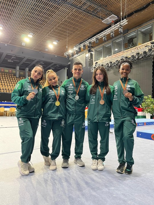 COPA DO MUNDO DE GINÁSTICA ARTÍSTICA. ETAPA DE SZOMBATHELY. HUNGRIA. FLÁVIA SARAIVA. MEDALHA DE OURO. TRAVE. CAIO SOUZA. MEDALHA DE PRATA. BARRAS PARALELAS. ANA LUIZA LIMA. MEDALHA DE BRONZE. BARRA ASSIMÉTRICAS. JÚLIA SOARES. MEDALHA DE PRATA. JÚLIA COUTINHO. MEDALHA DE BRONZE. SOLO.