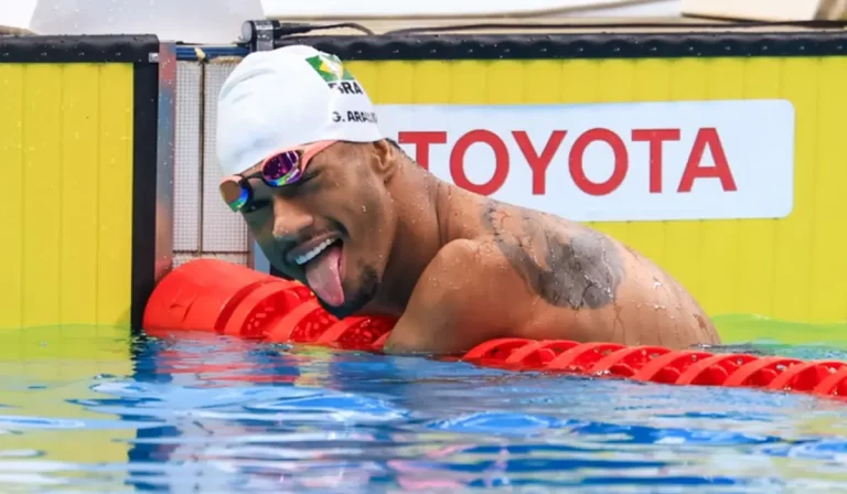 GABRIEL ARÁUJO. GABRIELZINHO. MEDALHA DE OURO. TRICAMPEÃO. MUNDIAL. 50 METROS COSTAS. S2. COMPROMETIMENRO FÍSICO-MOTOR. MUNDIAL SINGAPURA. NATAÇÃO. PARALÍMPICO.