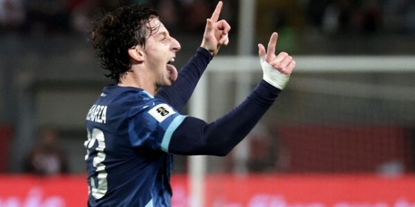 ELIMINATÓRIAS DA AMÉRICA DO SUL. CONMEBOL. CONFEDERAÇÃO SUL-AMERICANA DE FUTEBOL. COPA DO MUNDO DE 2026. PRIMEIRA FASE. DÉCIMA OITAVA RODADA. PARAGUAI. SEXTO COLOCADO. 28 PONTOS. CLASSIFICADO PARA A COPA DO MUNDO DE 2026. 28 PONTOS. 7 VITÓRIAS. 14 GOLS PRÓ.PERU. ELIMINADO. NONO COLOCADO. 12 PONTOS. ELIMINADO.