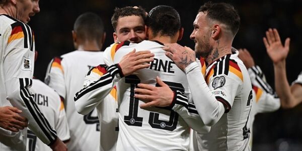 ELIMINATÓRIAS DA COPA DO MUNDO DE 2026. UEFA. UNIÃO DAS ASSOCIAÇÕES EUROPEIAS DE FUTEBOL. PRIMEIRA FASE. SEXTA RODADA. GRUPO A. FASE DE GRUPOS. ALEMANHA. 15 PONTOS. PRIMEIRA COLOCADA. CLASSIFICADA. ESLOVÁQUIA. CLASSIFICADA PARA A REPESCAGEM EUROPEIA. SEGUNDA COLOCADA. 12 PONTOS.