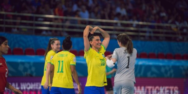 COPA DO MUNDO DE FUTSAL. FEMININO DE 2025. SEDE. FILIPINAS. PRIEMIRA FASE. TERCEIRA RODADA. GRUPO D. BRASIL,. PRIMEIRO COLOCADO. 9 PONTOS. CLASSIIFCADO. PANAMÁ. QUARTO COLOCADO. ELIMINADO. 0 PONTO.