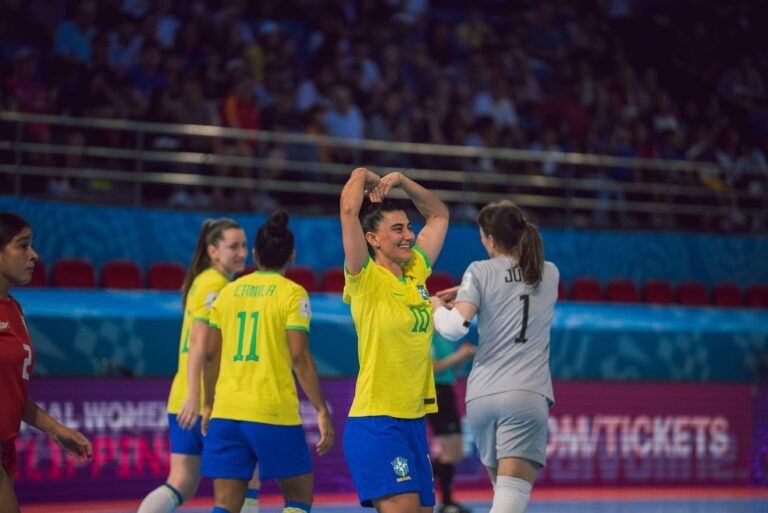 COPA DO MUNDO DE FUTSAL. FEMININO DE 2025. SEDE. FILIPINAS. PRIEMIRA FASE. TERCEIRA RODADA. GRUPO D. BRASIL,. PRIMEIRO COLOCADO. 9 PONTOS. CLASSIIFCADO. PANAMÁ. QUARTO COLOCADO. ELIMINADO. 0 PONTO.
