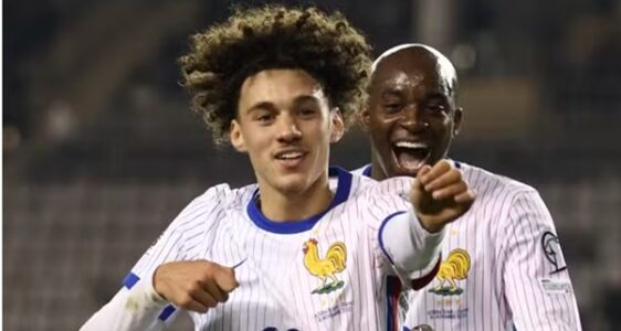 ELIMINATÓRIAS DA COPA DO MUNDO DE 2026. SEDE. ESTADOS UNIDOS. MÉXICO. CANADÁ. PRIMEIRA FASE. GRUPO F. SEXTA RODADA. UEFA. UNIÃO DAS ASSOCIAÇÕES EUROPEIAS DE FUTEBOL. SEXTA RODADA. PRIMEIRA FASE. FRANÇA. PRIMEIRA COLOCADA. 16 PONTOS. CLASSIFICADA PARA A COPA DO MUNDO DE 2026. AZERBAIJÃO. QUARTO COLOCADO. 1 PONTO. ELIMINADO.