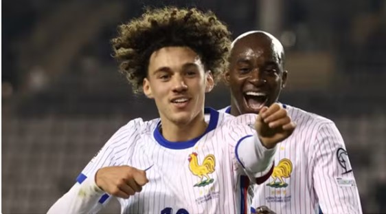 ELIMINATÓRIAS DA COPA DO MUNDO DE 2026. SEDE. ESTADOS UNIDOS. MÉXICO. CANADÁ. PRIMEIRA FASE. GRUPO F. SEXTA RODADA. UEFA. UNIÃO DAS ASSOCIAÇÕES EUROPEIAS DE FUTEBOL. SEXTA RODADA. PRIMEIRA FASE. FRANÇA. PRIMEIRA COLOCADA. 16 PONTOS. CLASSIFICADA PARA A COPA DO MUNDO DE 2026. AZERBAIJÃO. QUARTO COLOCADO. 1 PONTO. ELIMINADO.