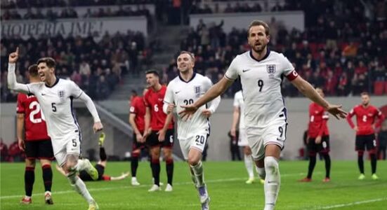 ELIMINATÓRIAS DA COPA DO MUNDO DE 2026. SEDE. ESTADOS UNIDOS. MÉXICO. CANADÁ. PRIMEIRA FASE. GRUPO F. SEXTA RODADA. UEFA. UNIÃO DAS ASSOCIAÇÕES EUROPEIAS DE FUTEBOL. PRIEMIRA FASE. DÉCIMA RODADA. INGLATERRA. PRIEMIRA COLOCADA. 24 PONTOS. 100% DE APROVEITAMENTO. CLASSIFICADA PARA A COPA DO MUNDO DE 2026. ALBÂNIA. SEGUNDA COLOCADA. 14 PONTOS. CLASSIFICADA PARA A REPESCAGEM EUROPEIA.