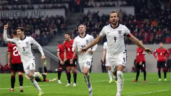 ELIMINATÓRIAS DA COPA DO MUNDO DE 2026. SEDE. ESTADOS UNIDOS. MÉXICO. CANADÁ. PRIMEIRA FASE. GRUPO F. SEXTA RODADA. UEFA. UNIÃO DAS ASSOCIAÇÕES EUROPEIAS DE FUTEBOL. PRIEMIRA FASE. DÉCIMA RODADA. INGLATERRA. PRIEMIRA COLOCADA. 24 PONTOS. 100% DE APROVEITAMENTO. CLASSIFICADA PARA A COPA DO MUNDO DE 2026. ALBÂNIA. SEGUNDA COLOCADA. 14 PONTOS. CLASSIFICADA PARA A REPESCAGEM EUROPEIA.