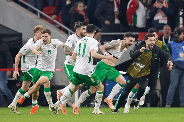 ELIMINATÓRIAS DA COPA DO MUNDO DE 2026. SEDE. ESTADOS UNIDOS. MÉXICO. CANADÁ. PRIMEIRA FASE. GRUPO F. SEXTA RODADA. UEFA. UNIÃO DAS ASSOCIAÇÕES EUROPEIAS DE FUTEBOL. PRIMEIRA FASE. SEXTA RODADA. IRLANDA. SEGUNDA COLOCADA. 10 PONTOS. CLASSIFICADA PARA A REPESCAGEM EUROPEIA. HUNGRIA. TERCEIRA COLOCADA. 8 PONTOS. ELIMINADA.
