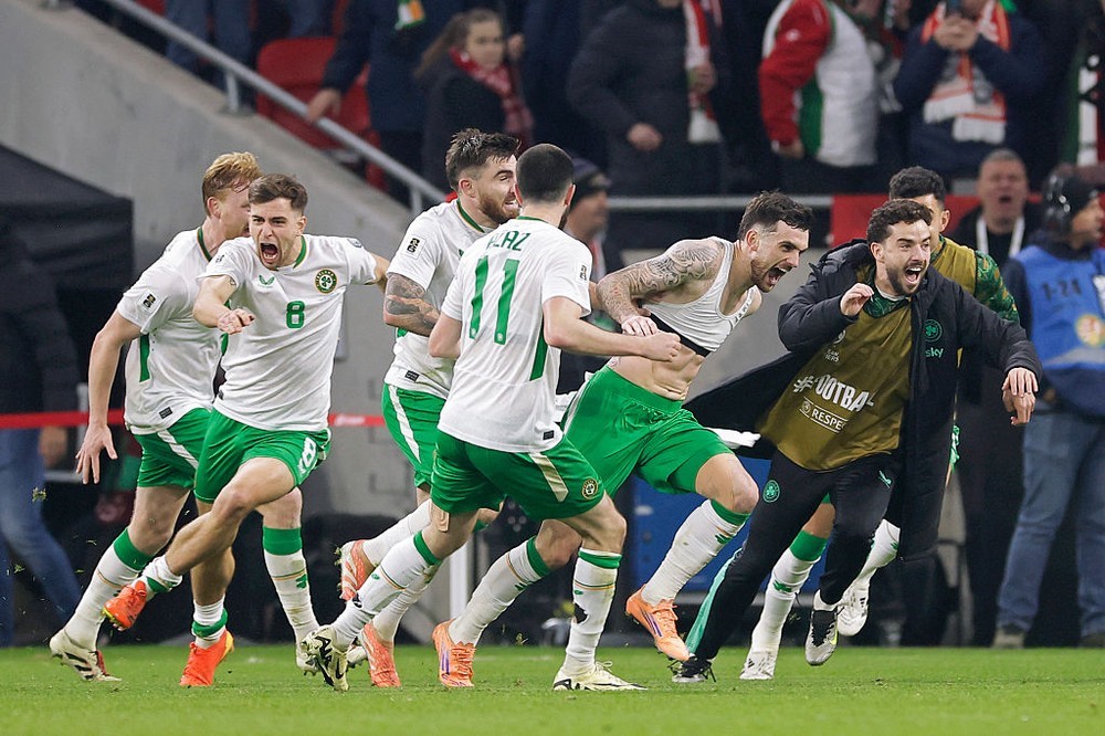 ELIMINATÓRIAS DA COPA DO MUNDO DE 2026. SEDE. ESTADOS UNIDOS. MÉXICO. CANADÁ. PRIMEIRA FASE. GRUPO F. SEXTA RODADA. UEFA. UNIÃO DAS ASSOCIAÇÕES EUROPEIAS DE FUTEBOL. PRIMEIRA FASE. SEXTA RODADA. IRLANDA. SEGUNDA COLOCADA. 10 PONTOS. CLASSIFICADA PARA A REPESCAGEM EUROPEIA. HUNGRIA. TERCEIRA COLOCADA. 8 PONTOS. ELIMINADA.