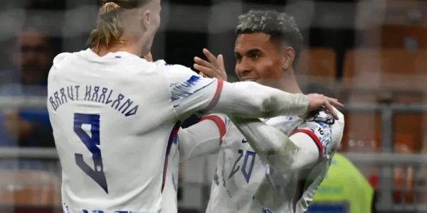 ELIMINATÓRIAS DA COPA DO MUNDO DE 2026. SEDE. ESTADOS UNIDOS. MÉXICO. CANADÁ. PRIMEIRA FASE. GRUPO F. SEXTA RODADA. UEFA. UNIÃO DAS ASSOCIAÇÕES EUROPEIAS DE FUTEBOL. NORUEGA. PRIMEIRA COLOCADA. 100% APROVEITAMENTO. 24 PONTOS. CLASSIFICADO PARA A COPA DO MUNDO DE 2026. ITÁLIA. SEGUNDA COLOCADA. 18 PONTOS. CLASSIFICADA PARA A REPESCAGEM EUROPEIA.