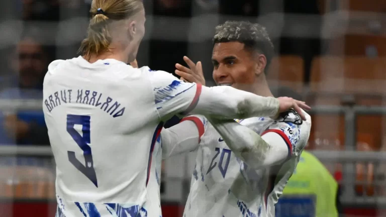 ELIMINATÓRIAS DA COPA DO MUNDO DE 2026. SEDE. ESTADOS UNIDOS. MÉXICO. CANADÁ. PRIMEIRA FASE. GRUPO F. SEXTA RODADA. UEFA. UNIÃO DAS ASSOCIAÇÕES EUROPEIAS DE FUTEBOL. NORUEGA. PRIMEIRA COLOCADA. 100% APROVEITAMENTO. 24 PONTOS. CLASSIFICADO PARA A COPA DO MUNDO DE 2026. ITÁLIA. SEGUNDA COLOCADA. 18 PONTOS. CLASSIFICADA PARA A REPESCAGEM EUROPEIA.