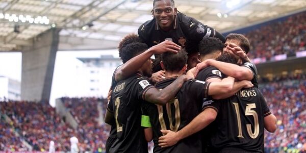 ELIMINATÓRIAS DA COPA DO MUNDO DE 2026. SEDE. ESTADOS UNIDOS. MÉXICO. CANADÁ. PRIMEIRA FASE. GRUPO F. SEXTA RODADA. UEFA. UNIÃO DAS ASSOCIAÇÕES EUROPEIAS DE FUTEBOL. PORTUGAL. CLASSIFICADO. PRIMEIRO COLOCADO. 13 PONTOS. ARMÊNIA. QUARTA COLOCADA. 3 PONTOS. ELIMINADA.