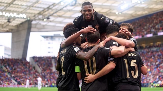 ELIMINATÓRIAS DA COPA DO MUNDO DE 2026. SEDE. ESTADOS UNIDOS. MÉXICO. CANADÁ. PRIMEIRA FASE. GRUPO F. SEXTA RODADA. UEFA. UNIÃO DAS ASSOCIAÇÕES EUROPEIAS DE FUTEBOL. PORTUGAL. CLASSIFICADO. PRIMEIRO COLOCADO. 13 PONTOS. ARMÊNIA. QUARTA COLOCADA. 3 PONTOS. ELIMINADA.