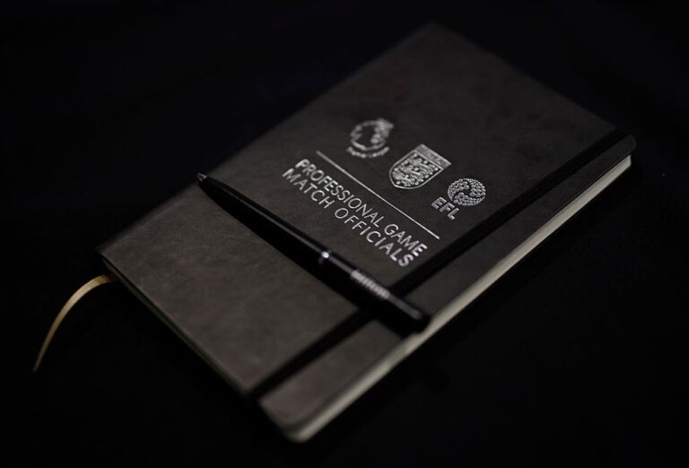 FUTEBOL. ÁRBITRO. FUTEBOL INGLÊS. PREMIER LEAGUE. FEDERAÇÃO INGLESA. PGMOL. PROFESSIONAL GAME MATCH OFFICIAL LIMITED. JOGO PROFISSIONAL PARTIDA OFICIAL LIMITADA.