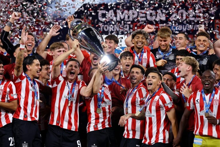 CAMPEONATO ARGENTINO DE 2025. TORNEIO CLAUSURA. ESTUDIANTES DE LA PLATA. ARGENTINA. CAMPEÃO. 1913. 1967. 1982. 1983. 2006. 2010. 2025. HEPTACAMPEÃO. RACING. ARGENTINA. VICE-CAMPEÃO.