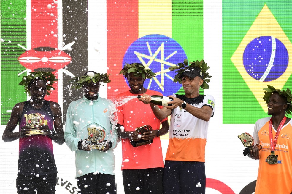 CORRIDA DE SÃO SILVESTRE. CENTÉSIMA EDIÇÃO. SÃO PAULO-SP. MASCULINO. MUSE GIZACHEW. ETIÓPIA. FÁBIO JESUS CORRÊA. TERCEIRO COLOCADO,. FEMININO. SISILIA GINOKA PANGA. TANZÂNIA. NÚBIA DE OLIVEIRA, TERCEIRA COLOCADA.